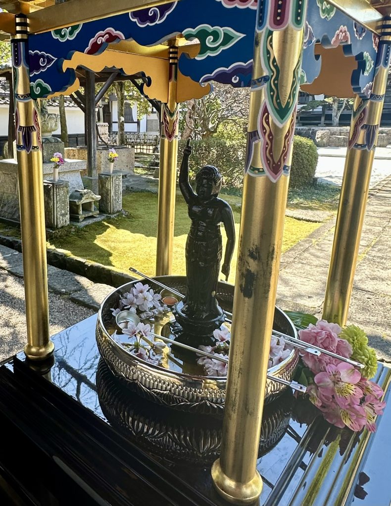 花まつりの誕生仏と花御堂